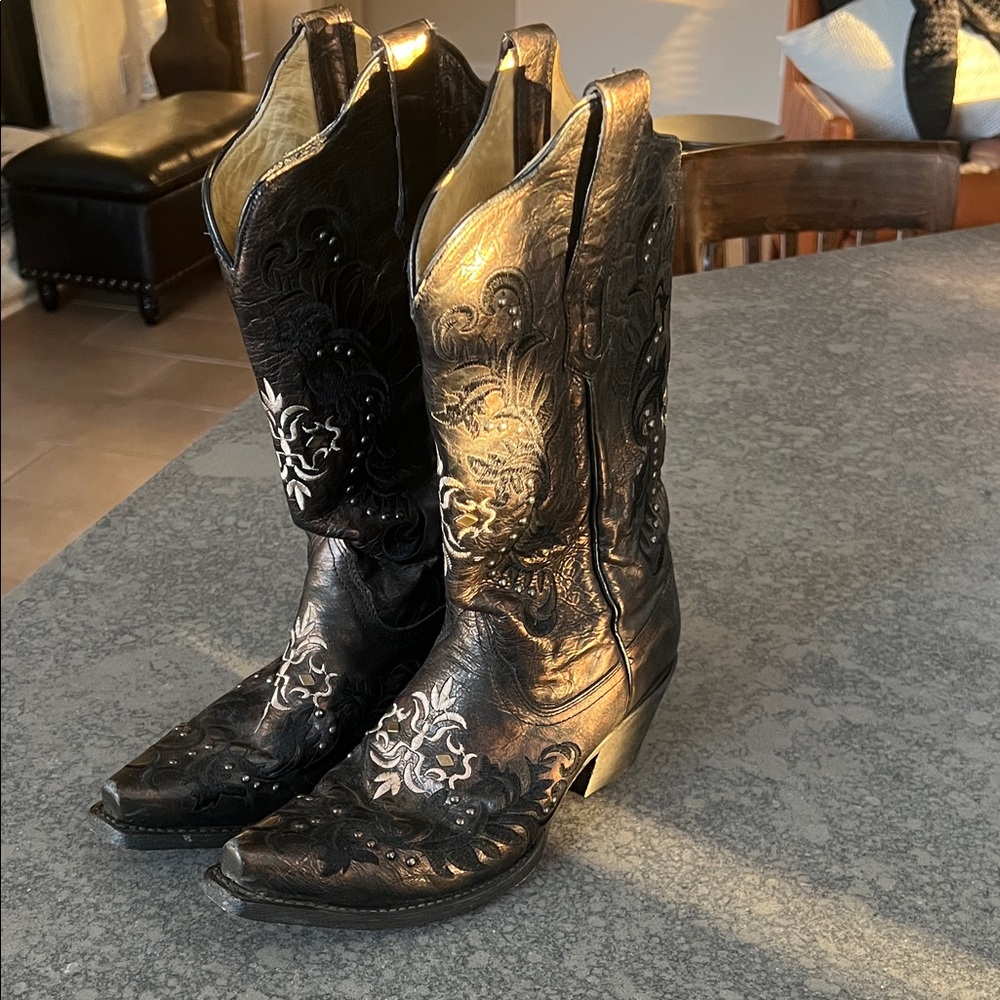 Black leather Justin cowboy boots